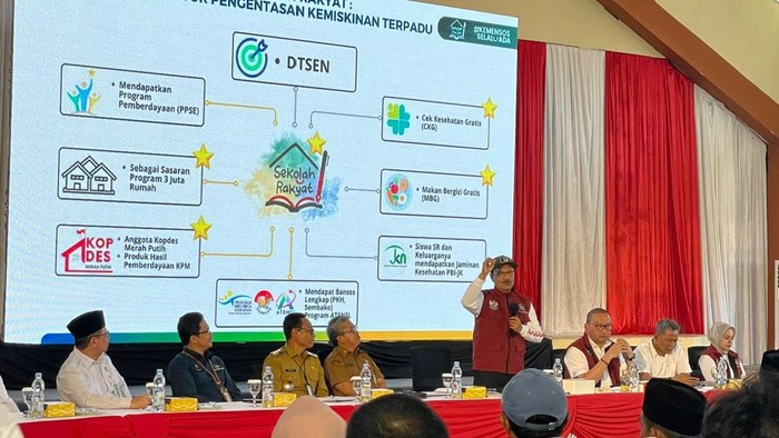 Dialog antara Menteri Sosial Saifullah Yusuf bersama calon wali siswa Sekolah Rakyat di Kalsel. Foto: Khairun Nisa/detikKalimantan
