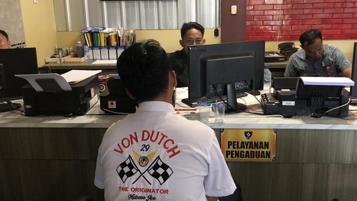 Dicky saat membuat laporan ke polisi soal penipuan pembelian jersey.