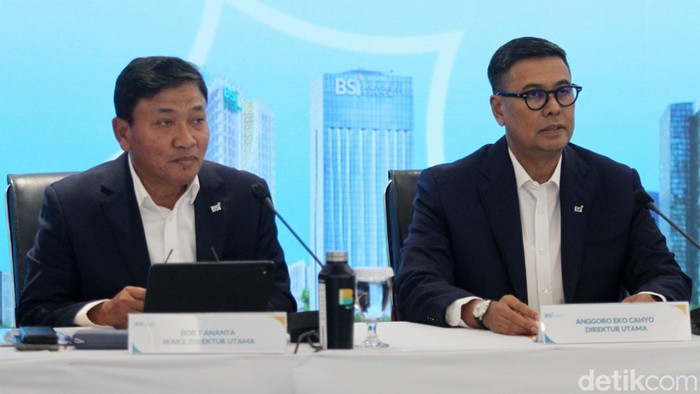 Direktur Utama BSI Anggoro Eko Cahyo dan Wakil Direktur Utama Bank Syariah Indonesia Bob Tyasika Ananta.