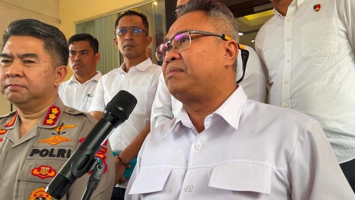 Dirreskrimum Polda Sumut Kombes Ricko (kanan) dan Kabid Humas Polda Sumut Kombes Hadi Wahyudi (kiri) saat konferenso pers. (Foto: Finta Rahyuni/detikSumut)