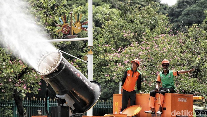 Armada tangki Dinas Lingkungan Hidup (DLH) DKI Jakarta menyemprotkan water mist di kawasan Jalan Medan Merdeka Selatan, Senin (22/9/2025), guna mengurangi polusi udara yang memburuk.