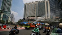 Jakarta sendiri dalam beberapa pekan terakhir tercatat beberapa kali menempati posisi kota dengan kualitas udara terburuk di dunia. Indeks kualitas udara (AQI) hari ini pukul 11.28 WIB di ibu kota bahkan sempat menunjukkan angka di atas 149, yang masuk dalam kategori tidak sehat. Kondisi ini mendorong pemerintah provinsi untuk mengintensifkan berbagai upaya perbaikan lingkungan, salah satunya melalui penyemprotan water mist.