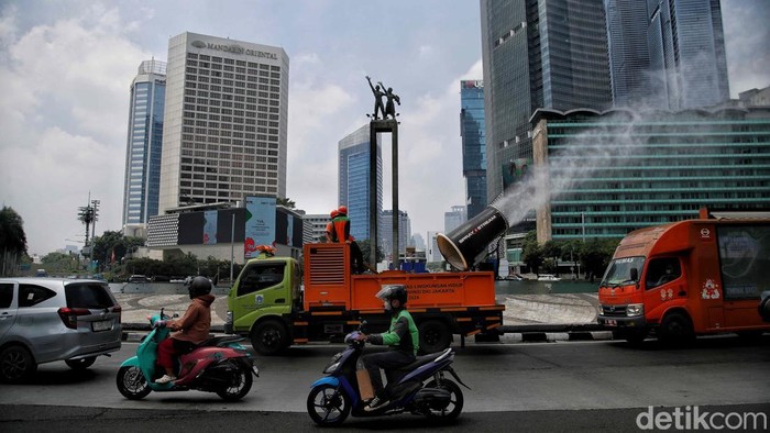 Armada tangki Dinas Lingkungan Hidup (DLH) DKI Jakarta menyemprotkan water mist di kawasan Jalan Medan Merdeka Selatan, Senin (22/9/2025), guna mengurangi polusi udara yang memburuk.