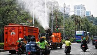 Dinas Lingkungan Hidup (DLH) DKI Jakarta kembali melakukan penyemprotan water mist atau kabut air halus di kawasan Jalan Medan Merdeka Selatan hingga Jalan MH Thamrin, Jakarta Pusat, pada Senin (22/9/2025) pagi. Langkah ini dilakukan sebagai upaya mengurangi tingkat polusi udara yang belakangan kian memburuk di ibu kota.