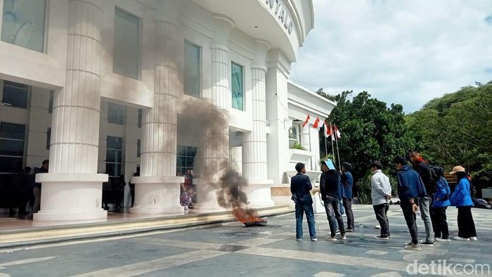 Sejumlah mahasiswa dari Aliansi BEM untuk Rakyat Gorontalo menggelar demonstrasi di depan kantor DPRD Provinsi Gorontalo.