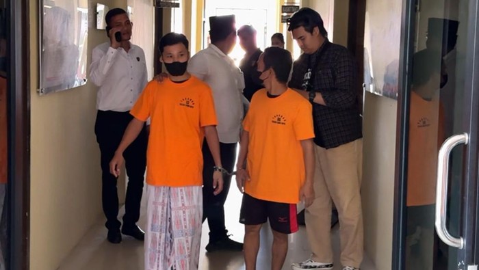 Dukun cabul (kanan) diamankan Polres Kubu Raya. (Ocsya Ade CP)