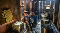 Pekerja menyelesaikan proses pembuatan tahu di Sentra Produksi Tahu Kampung Giriharja, Desa Kebonjati, Kecamatan Sumedang Utara, Kabupaten Sumedang, Jawa Barat, Senin (22/9/2025). ANTARA FOTO/Raisan Al Farisi