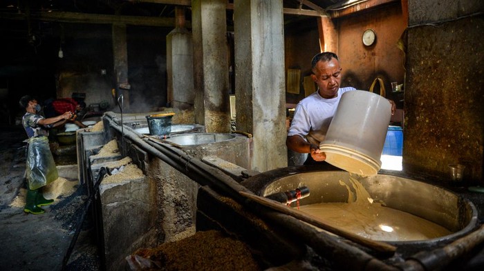 Dukung UMKM, Pemerintah Hapus Pajak Usaha Kecil Pekerja menyelesaikan proses pembuatan tahu di Sentra Produksi Tahu Kampung Giriharja, Desa Kebonjati, Kecamatan Sumedang Utara, Kabupaten Sumedang, Jawa Barat, Senin (22/9/2025).Menteri Usaha Mikro Kecil dan Menengah (UMKM) Maman Abdurrahman menegaskan bahwa pemerintah tidak memungut pajak dari pelaku usaha mikro dan kecil dengan omzet tahunan di bawah Rp500 juta. ANTARA FOTO/Raisan Al Farisi