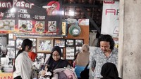 Di Pasar Ngasem Dwi juga menyempatkan berinteraksi dengan pedagang di sana. 