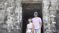 Tak sendiri, Dwi datang ke Candi Ijo bersama istrinya, Widi Mulia. Wah, bisa jadi ide destinasi bersama pasangan nih.