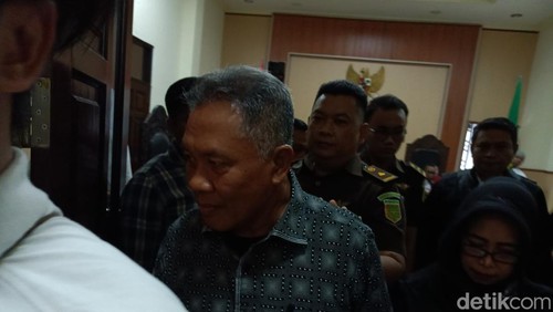 Mantan Bupati Lombok Barat (Lobar), Zaini Arony dituntut pidana penjara selama 10,5 tahun oleh jaksa penuntut, Senin (22/9/2025). (Foto : Abdurrasyid Efendi/detikBali).