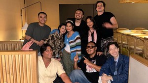 Perayaan simpel bareng sahabat dekat bikin momen Eva terasa hangat. Foto: Instagram @evacelia