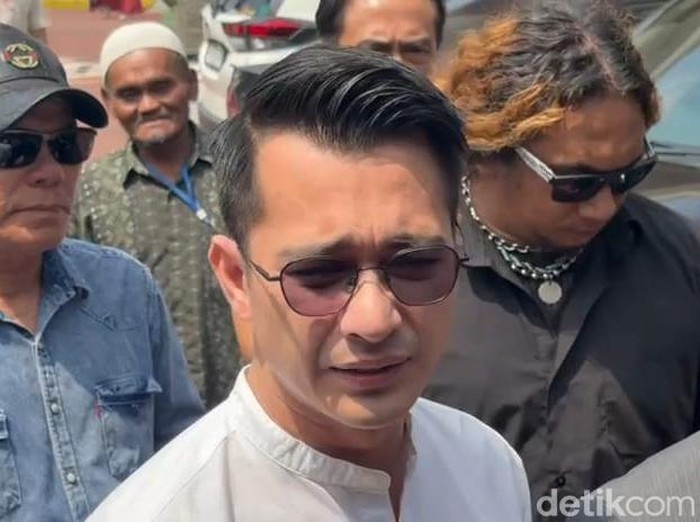Eza Gionino hadiri sidang perdana cerai di Pengadilan Agama Cibinong, Senin (22/9/2025).