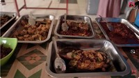 Semua menu dimasak oleh sang ibu langsung, jadi benar-benar makanan rumahan. Foto: YouTube Fajar Sadboy Official