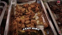 Salah satu menu yang paling laris di warung Fajar Sadboy adalah menu ayam woku. Sang ibu menambahkan potongan kentang di ayamnya. Foto: YouTube Fajar Sadboy Official