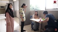 Tak ketinggalan, Fajar sempat mewawancarai salah satu pelanggan yang tengah makan di warungnya dengan gaya kocak. Foto: YouTube Fajar Sadboy Official