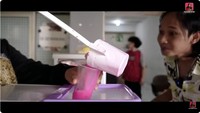 Terakhir, ini potret kocak Fajar ketika memesan minuman di warungnya sendiri.  Foto: YouTube Fajar Sadboy Official