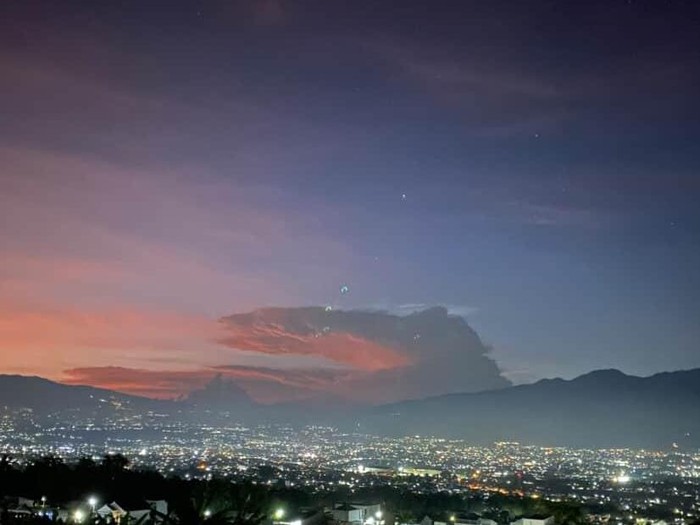 Fenomena awan cumulonimbus di Garut.