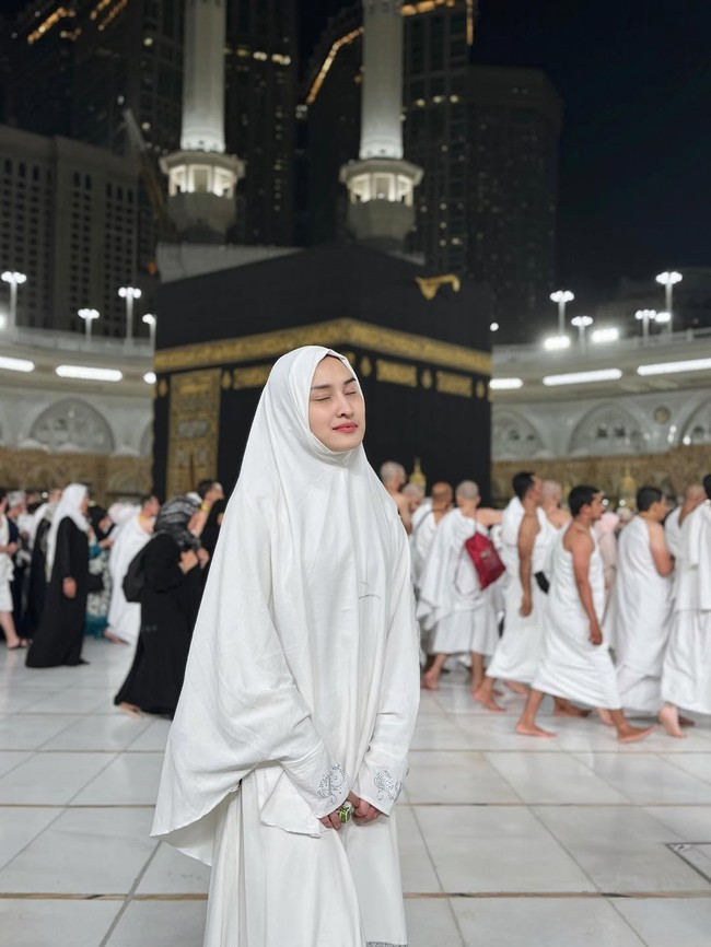 Angbeen menutup mata sejenak di depan Ka’bah, wajahnya terlihat teduh tanpa riasan makeup. Ia curhat soal hati yang remuk. Ya Allah utuh kan lah kembali jiwa yang hancur dan hati yang remuk...Ya Allah sembuhkan lah diri ini yang remuk berkeping-keping. Hapus kan lah segala kesedihan. Hadir kan lah kebahagiaan yang seutuhnya Ya Allah. Ya Allah Terimakasih, Sebegitu banyak aku berbuat salah. Sebegitu banyak Kau memaafkan dan mengampuni aku yaAllah. Sebegitu sedikit nya aku memohon kepada Mu, sebegitu banyak yang Kau berikan pada ku🥺🥺🥺, tulisnya. Foto: Dok. Instagram/@angbeenrishi.