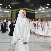 Angbeen menutup mata sejenak di depan Ka’bah, wajahnya terlihat teduh tanpa riasan makeup. Ia curhat soal hati yang remuk. Ya Allah utuh kan lah kembali jiwa yang hancur dan hati yang remuk...Ya Allah sembuhkan lah diri ini yang remuk berkeping-keping. Hapus kan lah segala kesedihan. Hadir kan lah kebahagiaan yang seutuhnya Ya Allah. Ya Allah Terimakasih, Sebegitu banyak aku berbuat salah. Sebegitu banyak Kau memaafkan dan mengampuni aku yaAllah. Sebegitu sedikit nya aku memohon kepada Mu, sebegitu banyak yang Kau berikan pada ku🥺🥺🥺, tulisnya. Foto: Dok. Instagram/@angbeenrishi.