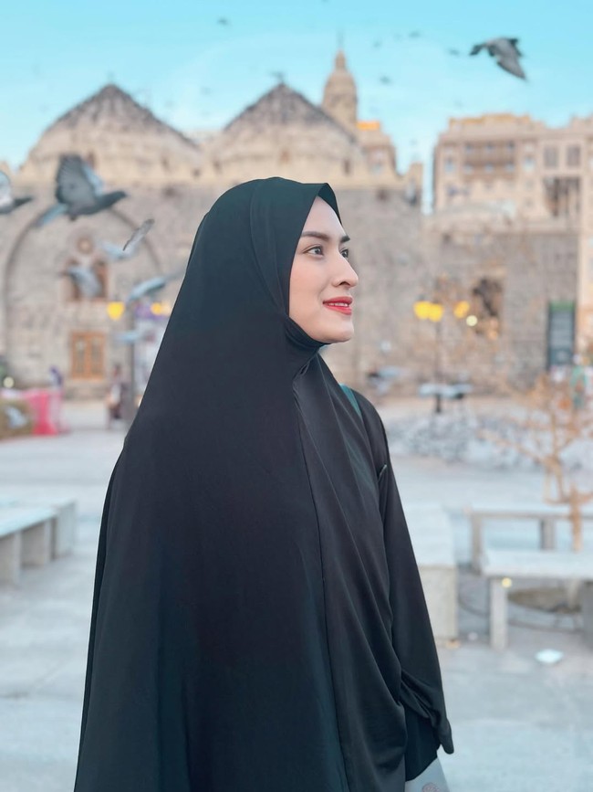 Angbeen terlihat sederhana memakai hijab syari hitam terlihat memesona tanpa polesan makeup.  Foto: Dok. Instagram/@angbeenrishi.