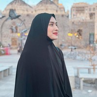 Angbeen terlihat sederhana memakai hijab syari hitam terlihat memesona tanpa polesan makeup.  Foto: Dok. Instagram/@angbeenrishi.