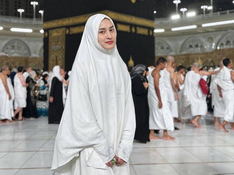 8 Gaya Hijab Angbeen Rishi Saat Umrah, Curhat Soal Hati yang Remuk