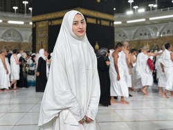 8 Gaya Hijab Angbeen Rishi Saat Umrah, Curhat Soal Hati yang Remuk