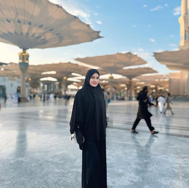 Melalui akun Instagram, Angbeen Rishi mengunggah potret dirinya saat menjalani ibadah umrah pada 9 September 2025. Di pelataran Masjid Nabawi, Angbeen tampil elegan dengan abaya dan hijab hitam yang sederhana, memancarkan aura anggun sekaligus khidmat. Foto: Dok. Instagram/@angbeenrishi.