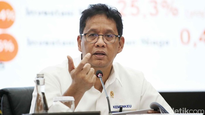 Menteri Keuangan Purbaya Yudhi Sadewa (kedua kiri), Wakil Menteri Keuangan Suahasil Nazara (kanan), Wakil Menteri Keuangan Thomas A. M. Djiwandono (kiri), dan Wakil Menteri Keuangan Anggito Abimanyu berbincang sebelum konferensi pers APBN KiTa di Jakarta, Senin (22/9/2025). APBN hingga 31 Agustus 2025 mengalami defisit sebesar Rp321,6 triliun atau setara dengan 1,35 persen dari Produk Domestik Bruto (PDB). Adapun realisasi belanja negara sampai Agustus 2025 tercatat mencapai Rp1.960,3 triliun atau 55,6 persen dari total pagu belanja negara tahun ini.