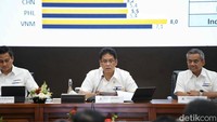 Menteri Keuangan Purbaya Yudhi Sadewa (tengah), Wakil Menteri Keuangan Suahasil Nazara (kanan) dan Wakil Menteri Keuangan Thomas A.M. Djiwandono (kiri) menyampaikan konferensi pers APBN KiTa di Jakarta, Senin (22/9/2025).