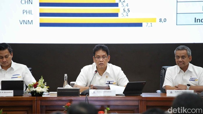Menteri Keuangan Purbaya Yudhi Sadewa (kedua kiri), Wakil Menteri Keuangan Suahasil Nazara (kanan), Wakil Menteri Keuangan Thomas A. M. Djiwandono (kiri), dan Wakil Menteri Keuangan Anggito Abimanyu berbincang sebelum konferensi pers APBN KiTa di Jakarta, Senin (22/9/2025). APBN hingga 31 Agustus 2025 mengalami defisit sebesar Rp321,6 triliun atau setara dengan 1,35 persen dari Produk Domestik Bruto (PDB). Adapun realisasi belanja negara sampai Agustus 2025 tercatat mencapai Rp1.960,3 triliun atau 55,6 persen dari total pagu belanja negara tahun ini.