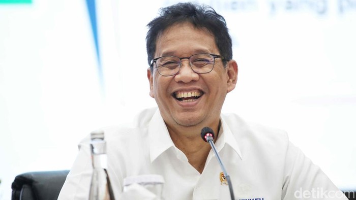 Menteri Keuangan Purbaya Yudhi Sadewa (kedua kiri), Wakil Menteri Keuangan Suahasil Nazara (kanan), Wakil Menteri Keuangan Thomas A. M. Djiwandono (kiri), dan Wakil Menteri Keuangan Anggito Abimanyu berbincang sebelum konferensi pers APBN KiTa di Jakarta, Senin (22/9/2025). APBN hingga 31 Agustus 2025 mengalami defisit sebesar Rp321,6 triliun atau setara dengan 1,35 persen dari Produk Domestik Bruto (PDB). Adapun realisasi belanja negara sampai Agustus 2025 tercatat mencapai Rp1.960,3 triliun atau 55,6 persen dari total pagu belanja negara tahun ini.