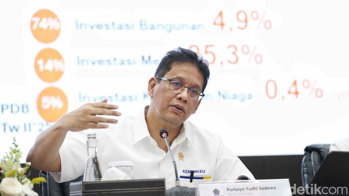 Menteri Keuangan Purbaya Yudhi Sadewa (kedua kiri), Wakil Menteri Keuangan Suahasil Nazara (kanan), Wakil Menteri Keuangan Thomas A. M. Djiwandono (kiri), dan Wakil Menteri Keuangan Anggito Abimanyu berbincang sebelum konferensi pers APBN KiTa di Jakarta, Senin (22/9/2025). APBN hingga 31 Agustus 2025 mengalami defisit sebesar Rp321,6 triliun atau setara dengan 1,35 persen dari Produk Domestik Bruto (PDB). Adapun realisasi belanja negara sampai Agustus 2025 tercatat mencapai Rp1.960,3 triliun atau 55,6 persen dari total pagu belanja negara tahun ini.