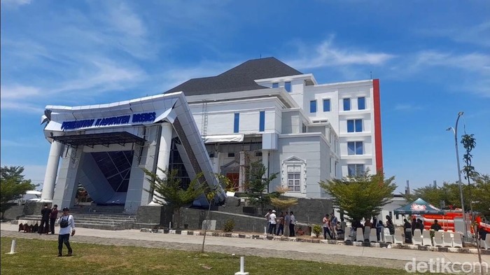 Gedung Kantor Pemerintah Terpadu (KPT) Brebes yang terasnya roboh diresmikan Agustus 2022.