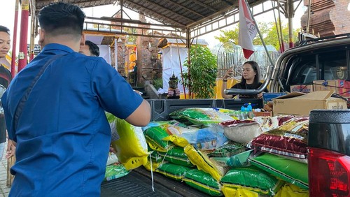 GMNI Bali menyalurkan bantuan untuk korban banjir di Desa Mengwitani, Kecamatan Mengwi, Badung. (Dok. GMNI Bali)