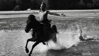 Hitam-putih khas Leica menghadirkan nuansa klasik, potret warga Ratenggaro menunggang kuda terasa abadi. Foto: Anggoro Suryo Jati/detikINET