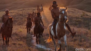 Eksotisme Sumba dalam balutan cahaya senja di Bukit Wairinding, diabadikan sempurna lewat lensa Xiaomi 15T Foto: Anggoro Suryo Jati/detikINET