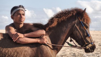 Potret keseharian warga Kampung Adat Ratenggaro bersama kuda, terekam dramatis lewat kamera Xiaomi 15T. Foto: Anggoro Suryo Jati/detikINET