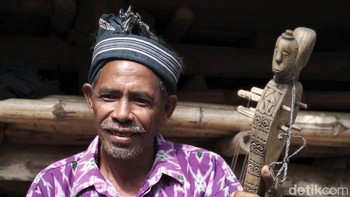 Warga Kampung Adat Ratenggaro dengan alat musik tradisional, diabadikan detailnya melalui lensa Xiaomi 15T. Foto: Anggoro Suryo Jati/detikINET
