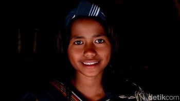 Senyum polos dengan pencahayaan alami, Xiaomi 15T berhasil menjaga keaslian tone wajah warga Ratenggaro. Foto: Anggoro Suryo Jati/detikINET