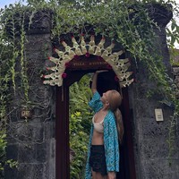 Kedatangan Hyoyeon SNSD disambut hangat oleh staf villa tempat ia menginap. Uniknya, papan di depan villa bertuliskan “Villa Hyoyeon,” seolah-olah tempat itu memang miliknya. Tak heran kalau penggemar langsung ramai menyarankan dia bikin KTP Bali sekalian. Foto: dok. Instagram @hyoyeon_x_x