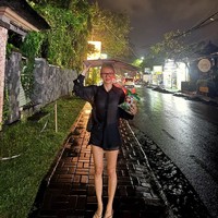 Salah satu momen paling ikonik adalah saat Hyoyeon SNSD kehujanan di malam hari. Bukannya panik, ia malah tersenyum bahagia sambil membawa snack rumput laut dan menutupi kepalanya dengan kardus seperti warlok Bali sungguhan. Foto: dok. Instagram @hyoyeon_x_x