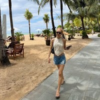 Outfit yang dikenakan Hyoyeon SNSD selama di Bali juga mencuri perhatian. Ia tampil santai dengan busana kasual, tanpa kehilangan gaya khas idol KPop. Bahkan ketika memakai sendal jepit pun, Hyoyeon tetap terlihat stylish. Foto: dok. Instagram @hyoyeon_x_x