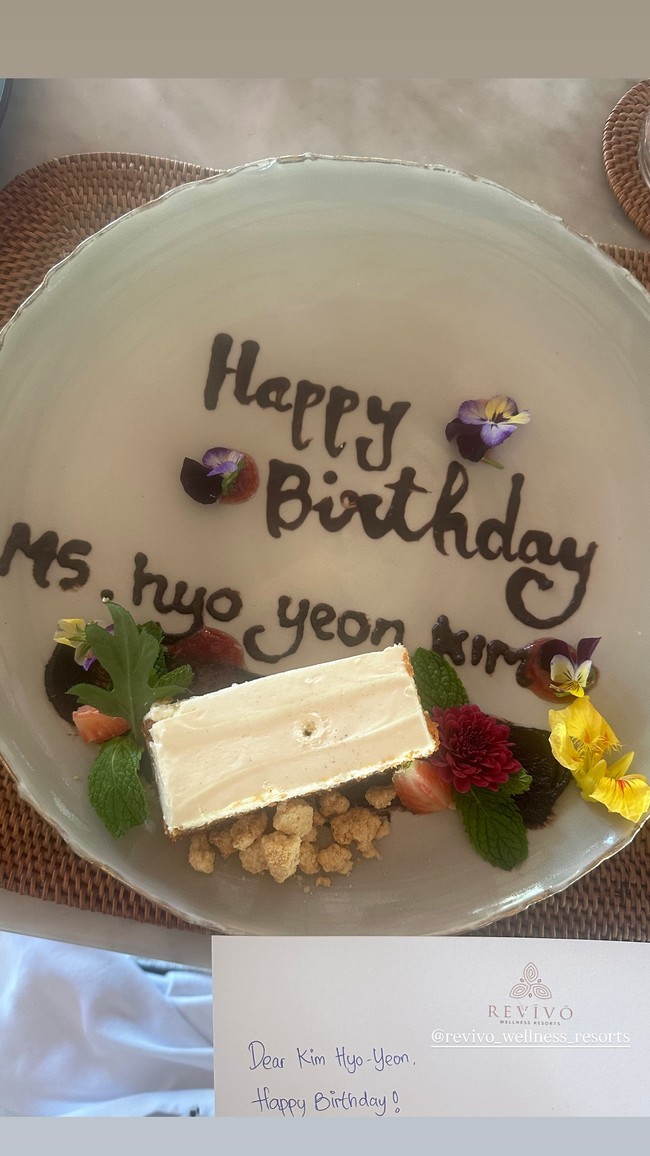 Di hari ulang tahunnya, Hyoyeon SNSD mendapatkan kejutan kue ulang tahun dari staf hotel mewah yang ia bintangi. Kue tersebut ia pamerkan lewat Instagram Story. Foto: dok. Instagram @hyoyeon_x_x