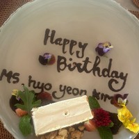 Di hari ulang tahunnya, Hyoyeon SNSD mendapatkan kejutan kue ulang tahun dari staf hotel mewah yang ia bintangi. Kue tersebut ia pamerkan lewat Instagram Story. Foto: dok. Instagram @hyoyeon_x_x