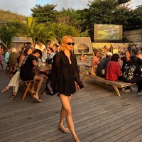 “Tidak lama lagi nuna berganti nama jadi NI LUH GAYATRI HYOYEON,” “Secinta itu sama bali ya mbak hyo😭😭” “Seorang member snsd keujanan pake kardus 😂🔥” komentar sejumlah penggemar di bawah unggahan fotonya. Foto: dok. Instagram @hyoyeon_x_x