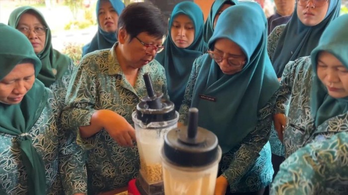Ibu-ibu PKK di Kota Mojokerto dilatih membuat kukis dan brownies dari kedelai.
