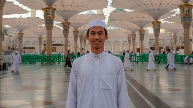 Ilustrasi Foto Hasil Gemini AI Payung Masjid Nabawi. (Gemini AI)