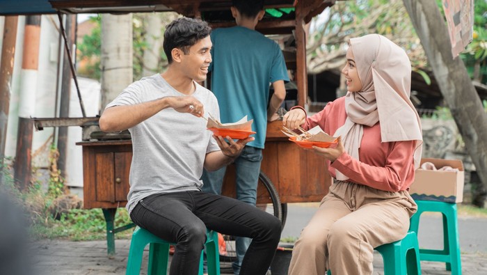 Ilustrasi makan bersama pasangan